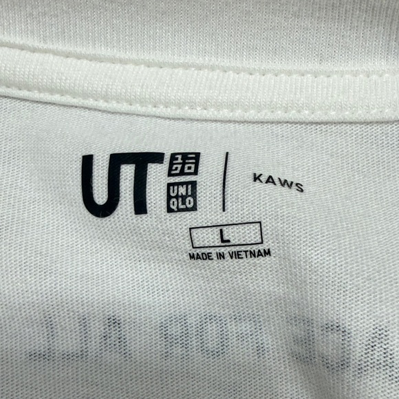 Kaws X Uniqlo UT graphic  peace for all white tee shirt size large - Picture 6 of 7